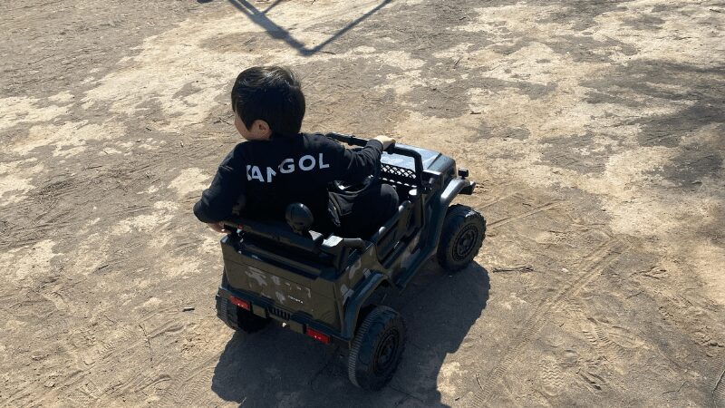 5歳の息子が電動乗用ラジコンカーを公園で遊んでいる