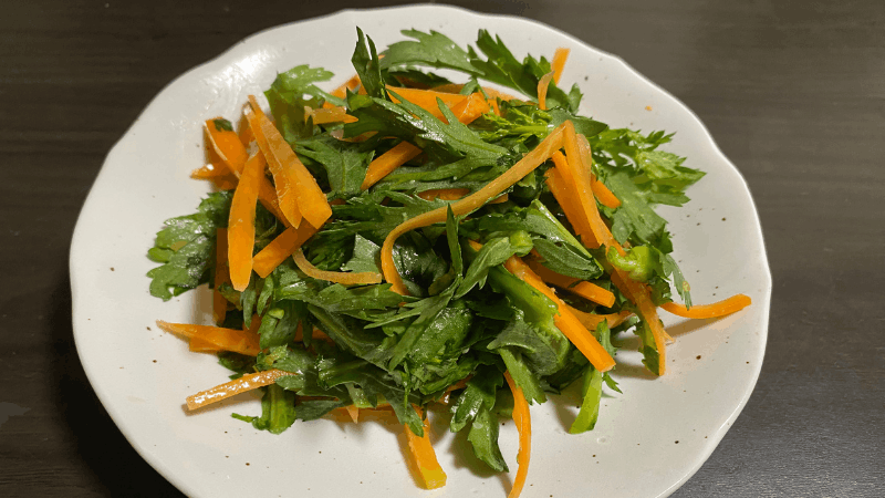 坂ノ途中から届いた春菊とにんじんで作ったナムル