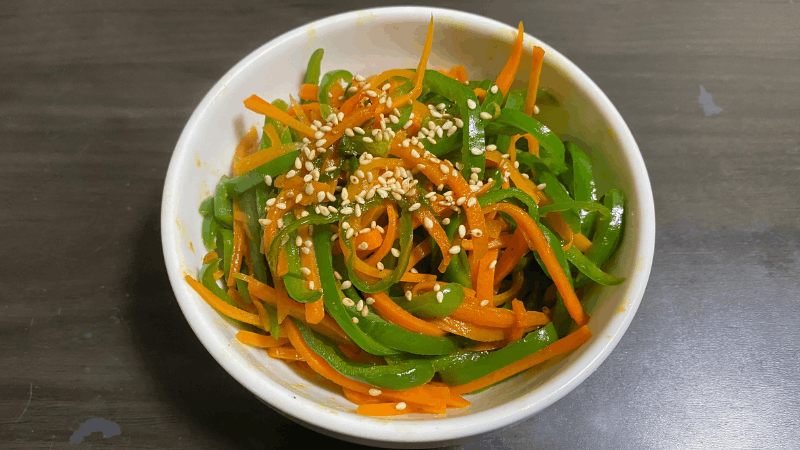 ビオマルシェから届いたピーマンで作った「ピーマンとにんじんのナムル」