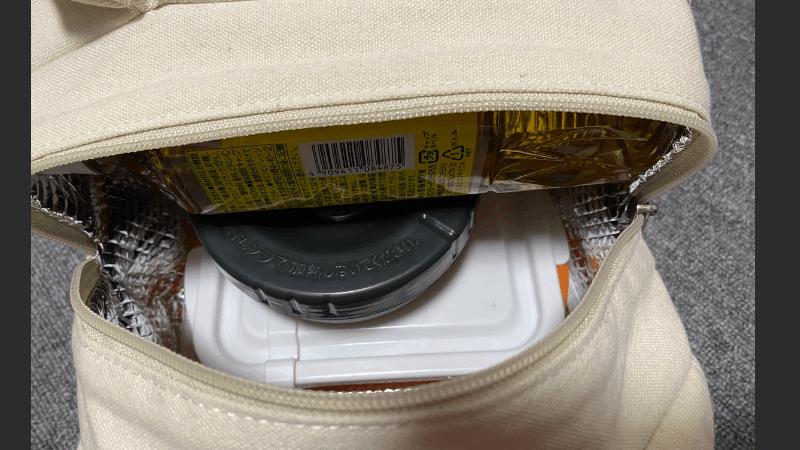 グリーンスプーンの保冷バッグに弁当と小さい弁当に加えて、飲み物もいれた