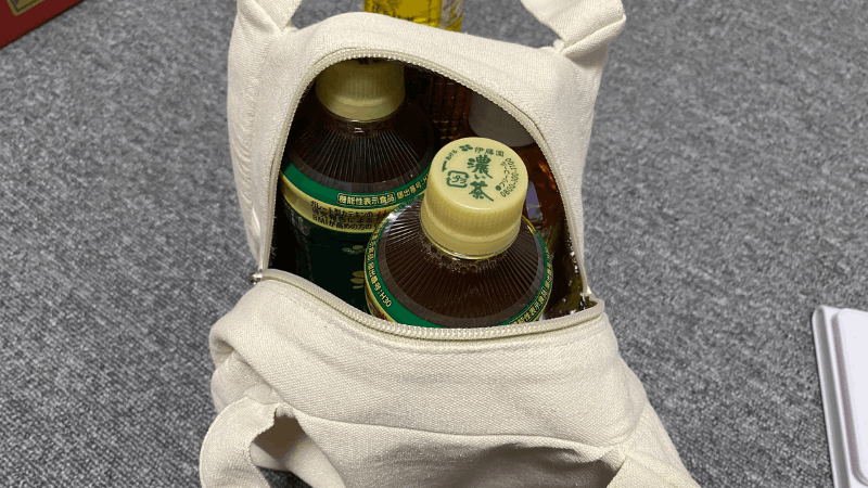 グリーンスプーンの保冷バッグにペットボトルを3本入れたサイズ