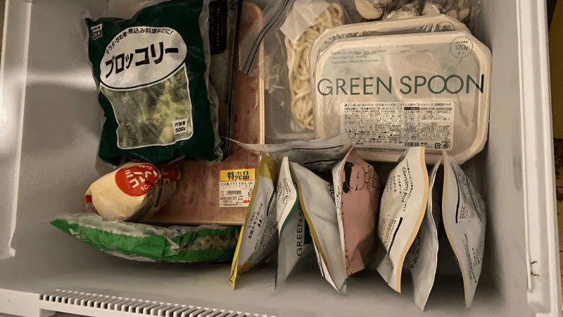 ブロッコリーや豚バラなどの冷凍食品と一緒に収めたグリーンスプーンの冷凍庫