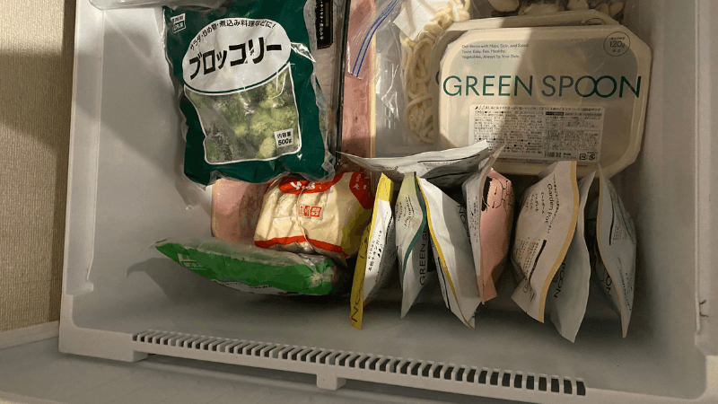 グリーンスプーンのパウチを冷凍庫に本のように立てて収納したところ